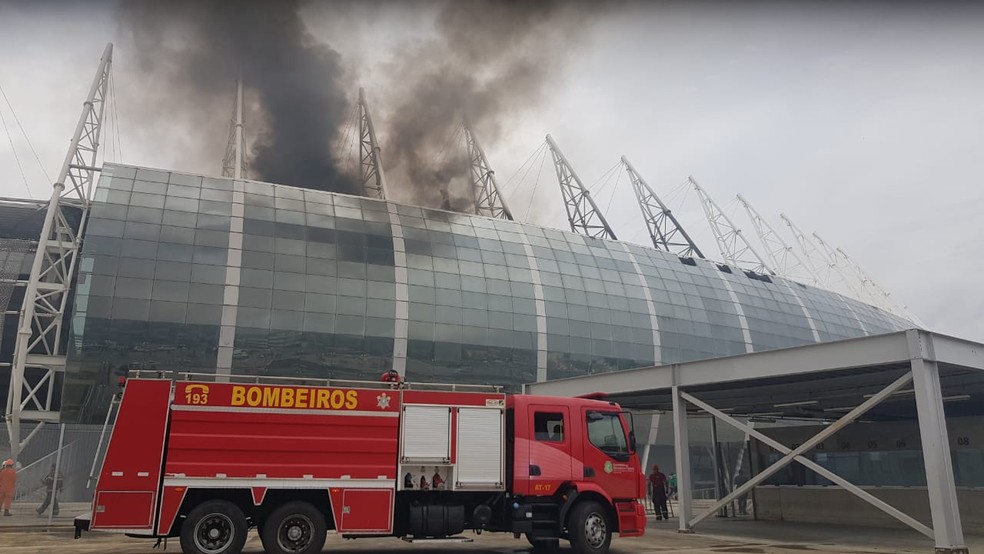 Arena Castelão é atingido por incêndio.